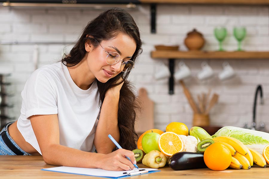 Mujer planificando plan dieta semanal